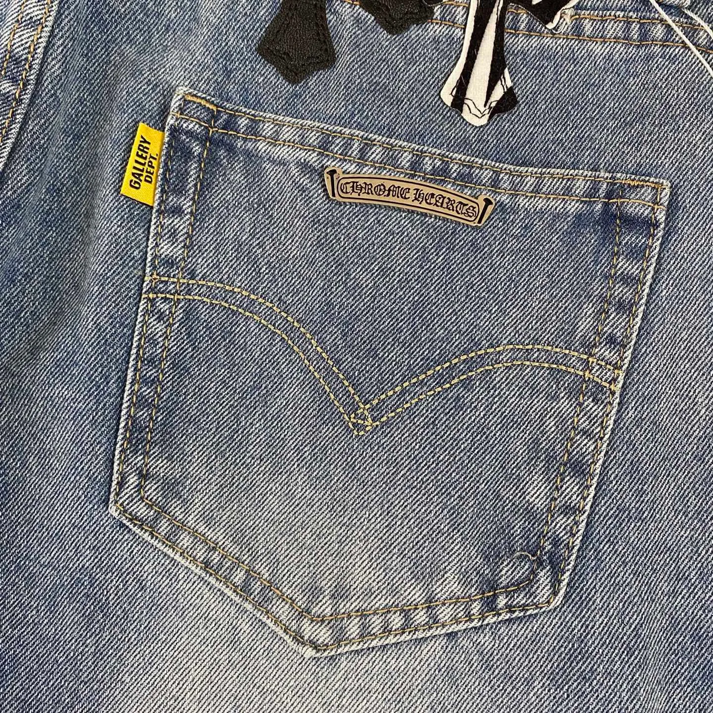 P270 CH Chromehearts zebra black and white cross patch patchwork jeans, priced at 34W level, patchwork cross pattern embellishment, washed jeans! ! An absolutely high-end luxury product, a 1.9W-level god-level single product, a super popular product, made by top heavy industry, a magic weapon that cannot be missed! [About Zangyin] This is an extremely luxurious fashion brand that can also be called the aristocracy of the high street. It has always been an exclusive brand for some hipsters or rich second generations. Compared with ordinary high streets, it is more luxurious and noble. Compared with luxury brands, it is more fashionable and individual. It has always been a brand that I have a special liking for. [Top heavy industry fashion design] Consistently high-street luxury style. Speaking of this style, the Zangyin family and GU family are definitely the leading representative brands. Especially the Zangyin family has really achieved a state-of-the-art effect in creating high-street style. The unique washed material is used to create this style. The color system is already quite eye-catching. After it is decorated with patchwork cross flowers, it cleverly highlights the charm of the brand. Secondly, this style uses classic The high-waist cutting design highlights the long legs and fashionable temperament of the upper body. The brand is highly recognizable and the slim fit configuration is more suitable for daily wear. It is a product that interprets personality, fashion, and specifications at a glance. This single product is enough to make any fan excited. It can be a white T-shirt for a youthful college style, or a tight suspender for a royal style. It has strong matching ability and can be easily controlled by men.  [Materials and craftsmanship] Needless to say, this point goes without saying. As an excellent craftsman brand, Zangyin’s requirements for details and craftsmanship are really perfect. The washed color of this model has gone through so many processes, not to mention the embellishment of denim appliques. It is also purely hand-made and sewn. Just like what they believe in, only hand-made things have soul and have the meaning of wear. A top-notch heavy-duty fashionable denim item, I look forward to your perfect interpretation! !  Color: black gray Size: 28-36